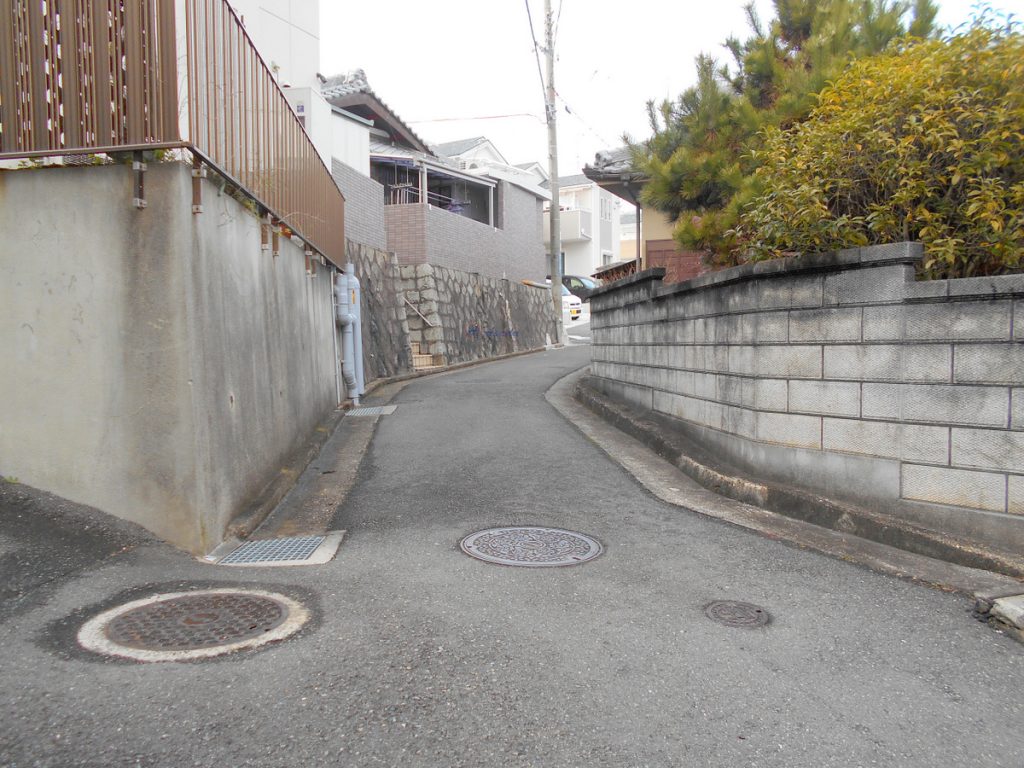 路地を進むと…
